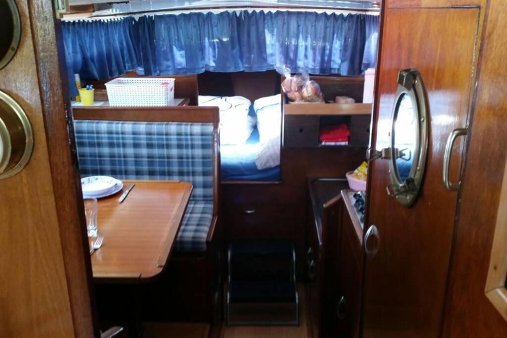 Boat Allemansfreon - Kamperen Op Het Water - Niet Om Mee Te Varen - Read Host Profile-Lees Hostprofiel Jutrijp Экстерьер фото
