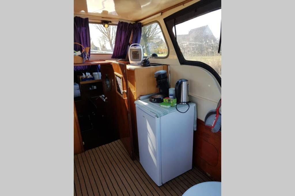 Boat Allemansfreon - Kamperen Op Het Water - Niet Om Mee Te Varen - Read Host Profile-Lees Hostprofiel Jutrijp Экстерьер фото