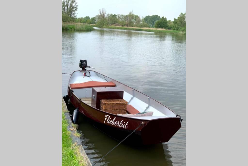 Boat Allemansfreon - Kamperen Op Het Water - Niet Om Mee Te Varen - Read Host Profile-Lees Hostprofiel Jutrijp Экстерьер фото